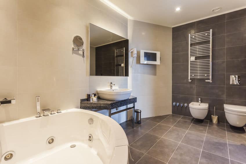 5 Walk In Bathtub Options to Make Your Bathtub Feel Like a Spa